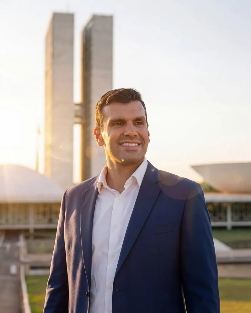 Serginho Vidigal em frente ao Congresso Nacional ao entardecer