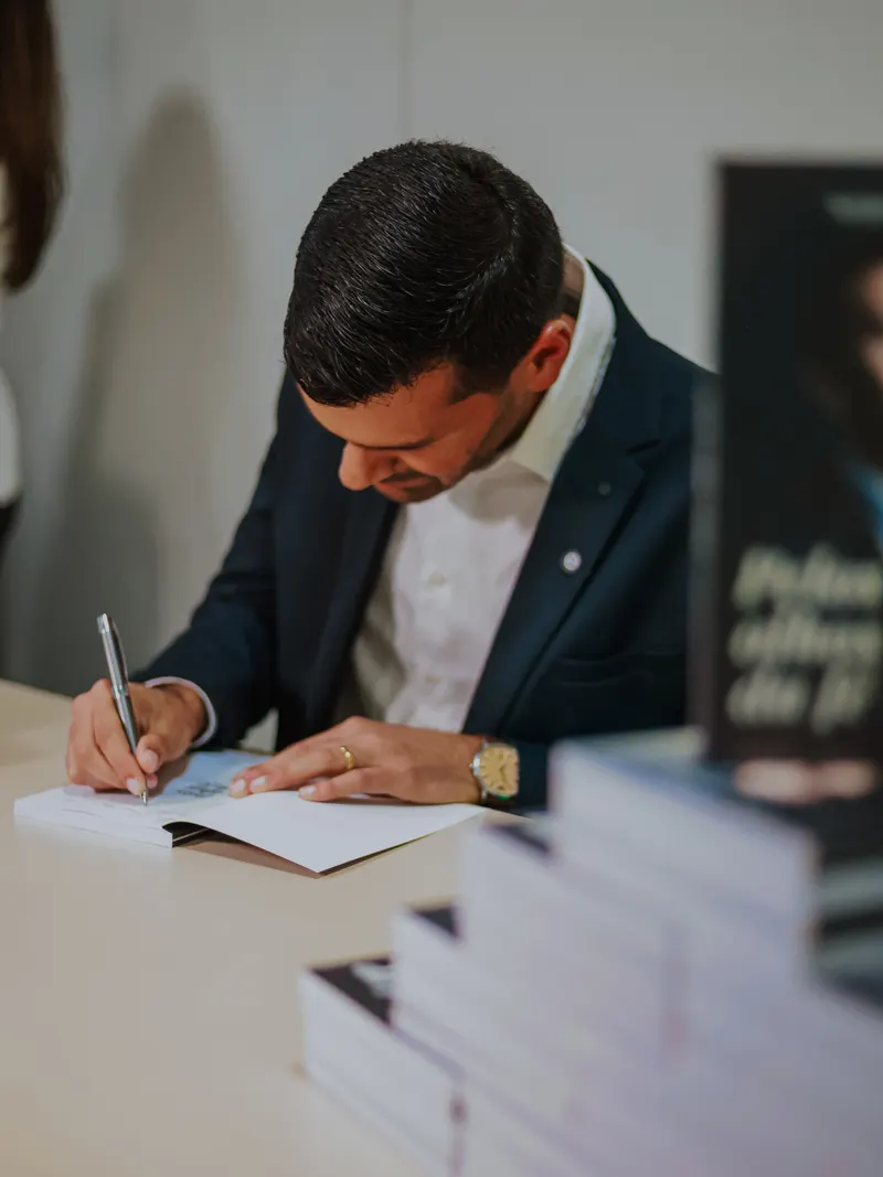 Serginho Vidigal autografando um livro