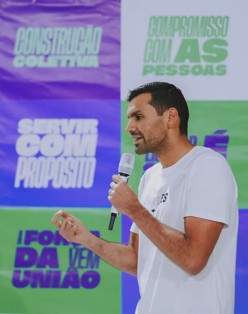 Serginho Vidigal falando ao microfone em um encontro comunitário