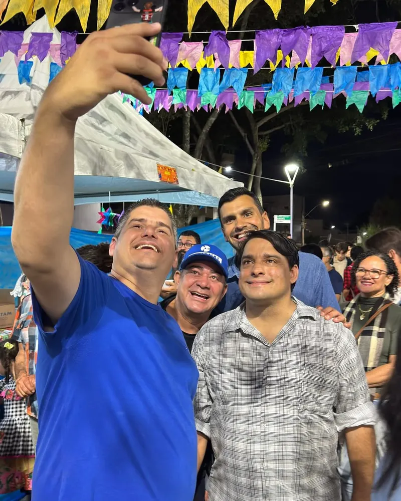 Serginho Vidigal em foto de grupo sob as bandeirinhas de uma festa junina
