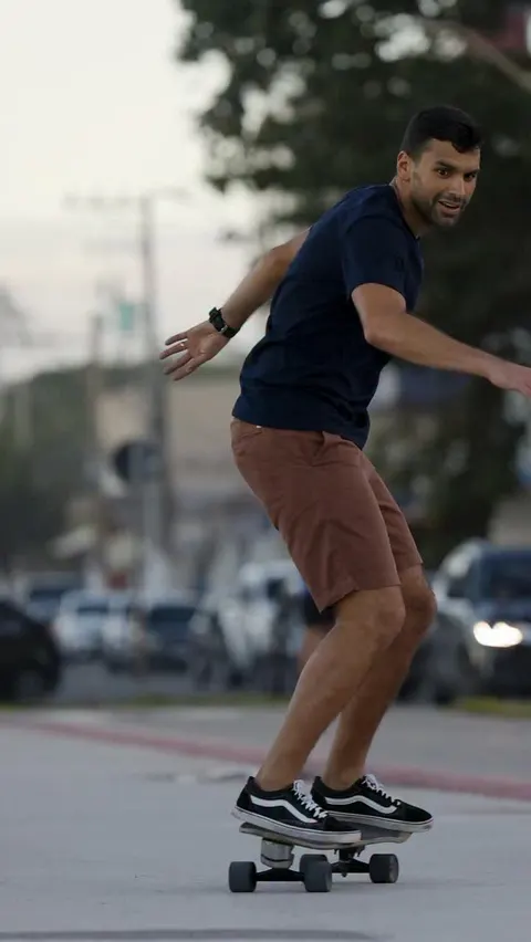 Serginho Vidigal andando de skate na orla
